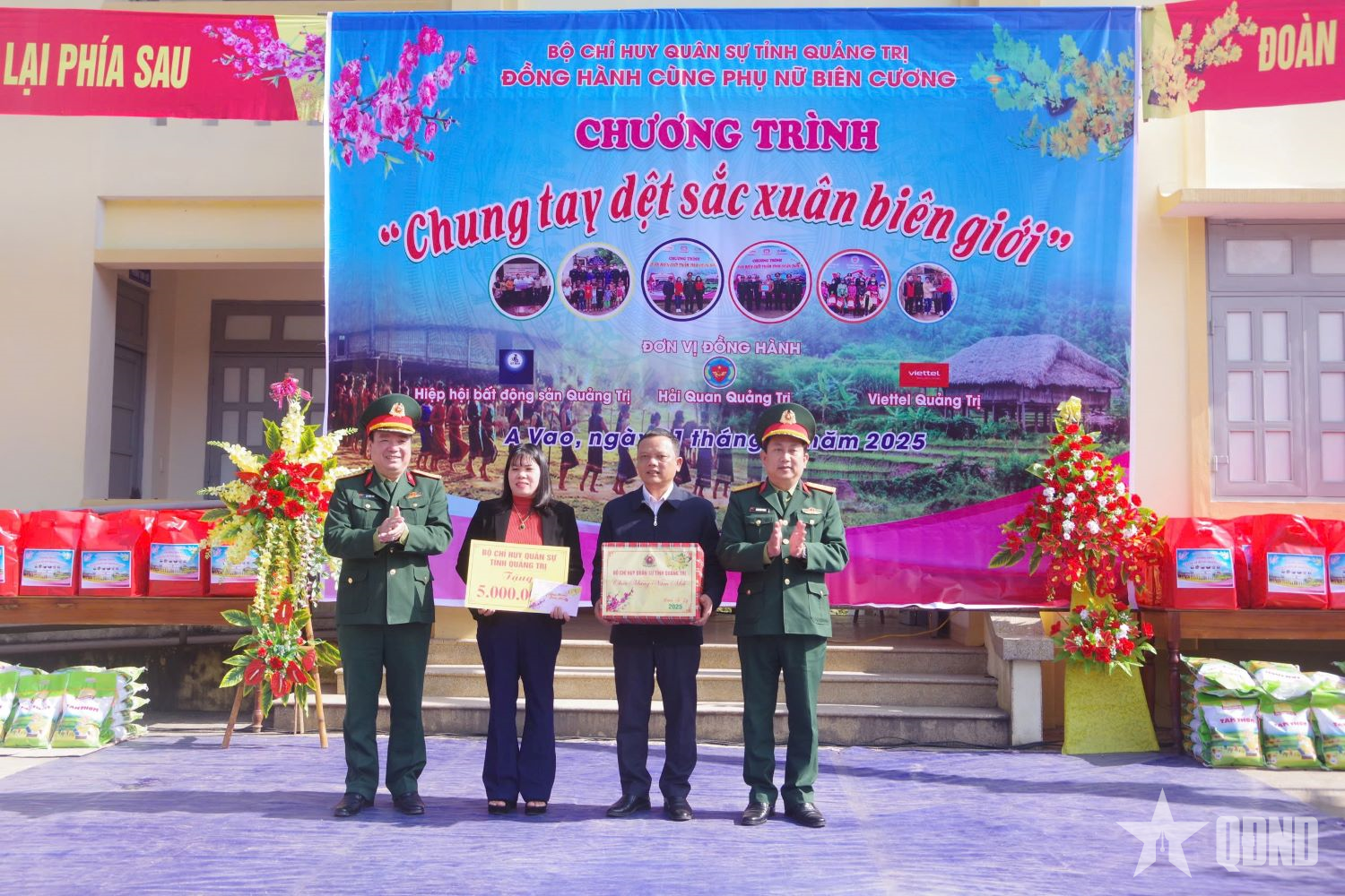 Bộ Chỉ huy Quân sự tỉnh Quảng Trị tổ chức chương trình “Chung tay dệt sắc xuân biên giới”